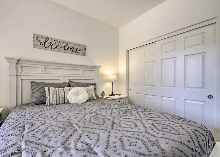Hike & Golf: Goodyear Retreat W/ Patio + Fire Pit! Holiday home *