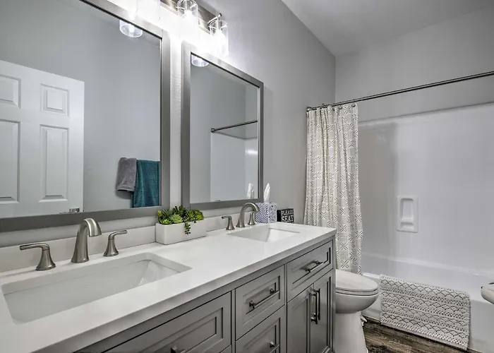 Hike & Golf: Goodyear Retreat W/ Patio + Fire Pit! Holiday home Liberty