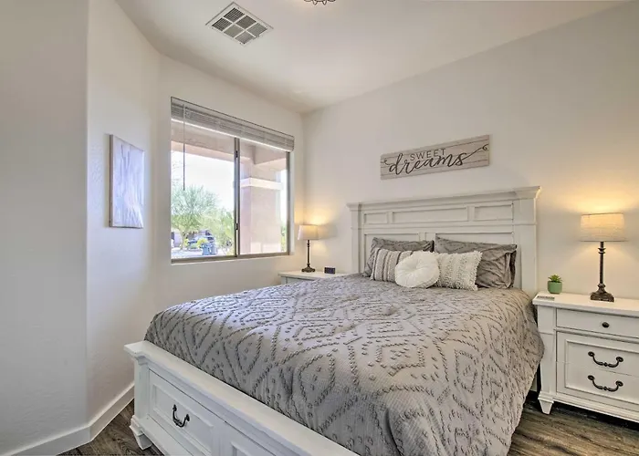 Hike & Golf: Goodyear Retreat W/ Patio + Fire Pit! Holiday home *