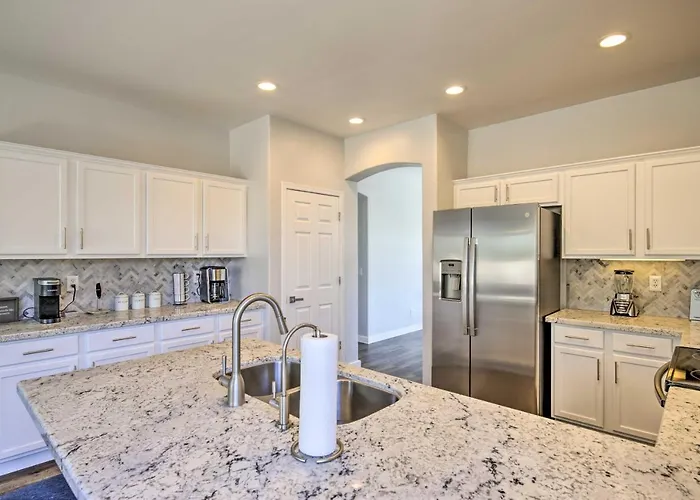 Hike & Golf: Goodyear Retreat W/ Patio + Fire Pit!