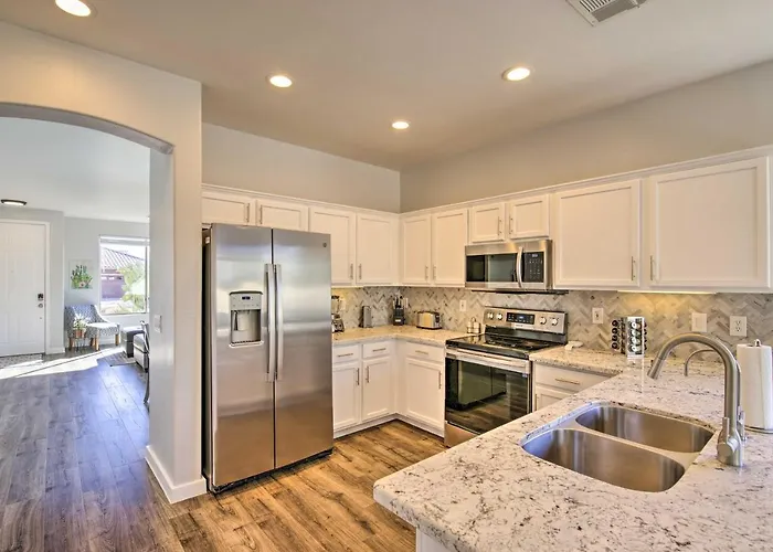 Hike & Golf: Goodyear Retreat W/ Patio + Fire Pit! Holiday home