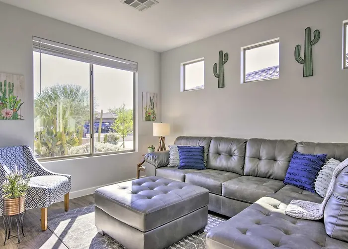 Hike & Golf: Goodyear Retreat W/ Patio + Fire Pit! Holiday home *