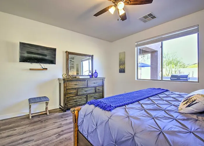 Hike & Golf: Goodyear Retreat W/ Patio + Fire Pit! Holiday home