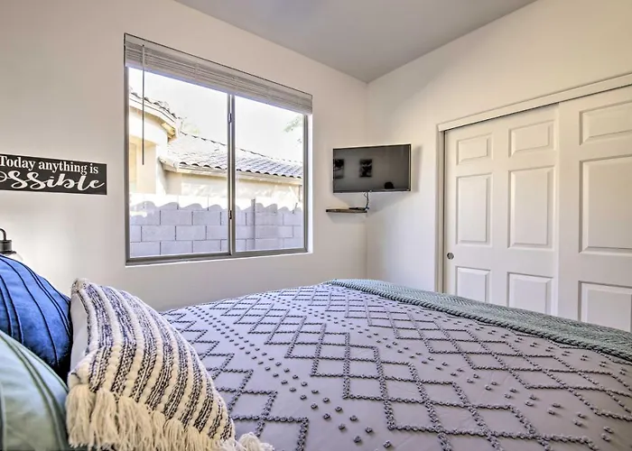 Hike & Golf: Goodyear Retreat W/ Patio + Fire Pit! Holiday home
