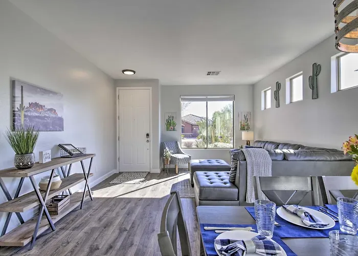 Hike & Golf: Goodyear Retreat W/ Patio + Fire Pit! Holiday home